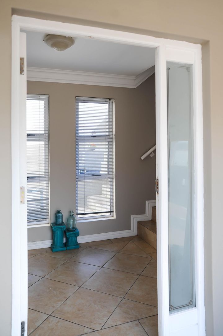 To Let 4 Bedroom Property for Rent in Calypso Beach Western Cape